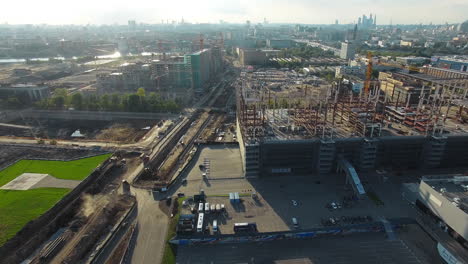 Una-Vista-Aérea-De-Grandes-Obras-De-Construcción-Como-Parte-De-Un-Paisaje-Urbano-Soleado.