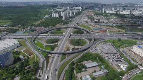 Paisaje-Urbano-Aéreo-De-Moscú-Con-Carreteras-Muy-Transitadas-E-Intercambiadores-De-Rusia.