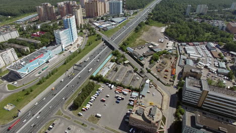 Eine-Luftaufnahme-Einer-Stark-Befahrenen-Autobahn-Mitten-In-Einem-Stadtviertel