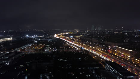 Eine-Wunderschöne-Luftaufnahme-Einer-Nächtlichen-Stadt,-Die-Vor-Straßenlaternen-Funkelt