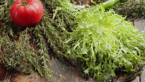 Frischer-Kräutersalat-Und-Gemüse-Auf-Dem-Tisch