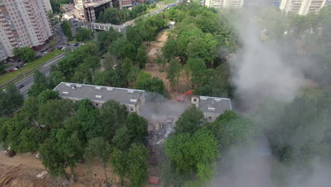 Una-Vista-Aérea-De-Un-Edificio-Residencial-En-Proceso-De-Demolición.