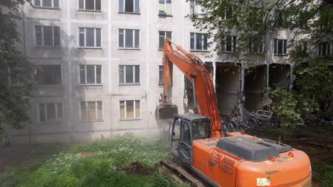 Una-Excavadora-Destruye-El-Edificio-Con-Su-Cubo