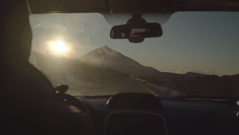 Ein-Nebliger-Blick-Auf-Den-Vulkan-Durch-Die-Windschutzscheibe-Eines-Fahrenden-Autos