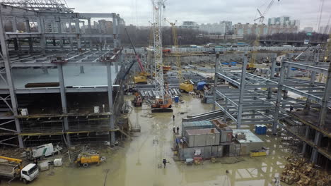 Luftaufnahme-Einer-Baustelle-Mit-Unfertigen-Stahlrahmengebäuden