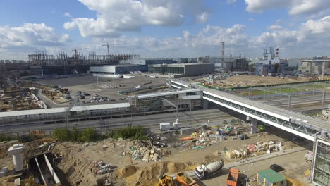 Una-Vista-Industrial-Aérea-Con-Sitios-De-Construcción-Y-Ferrocarriles-En-Medio-Del-Paisaje