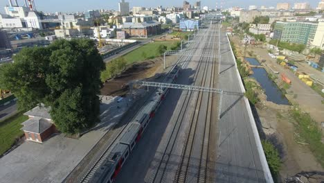 Toma-Aérea-De-Un-Tren-Moviéndose-Dentro-De-La-Ciudad-Moscú-Rusia