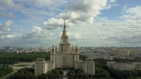 Das-Hochhaus-Der-Moskauer-Staatsuniversität