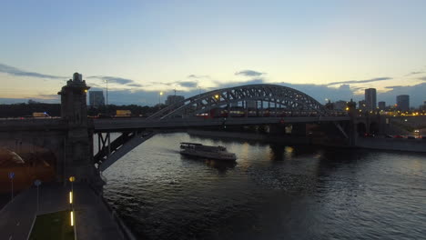 Escena-Aérea-De-Moscú-En-El-Paisaje-Urbano-Al-Atardecer-Con-Río-Y-Tráfico-En-Puentes