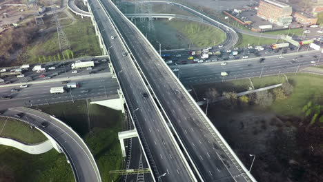 Una-Vista-Aérea-De-Un-Cruce-De-Carreteras-Muy-Transitado-En-Un-Día-Brillante