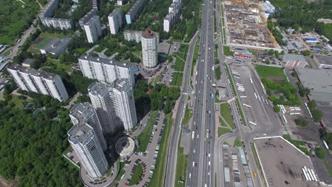 Una-Vista-Aérea-De-Una-Transitada-Carretera-Junto-Al-Distrito-De-Varios-Pisos