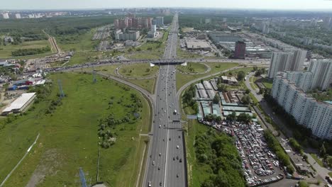 Moskauer-Luftpanorama-Mit-Stark-Befahrenen-Autobahnen-Und-Kreuzung-Russland