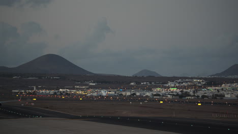 Ein-Flugzeug,-Das-Vor-Den-Abendbergen-Von-Der-Landebahn-Abhebt