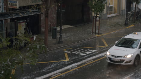 Tráfico-De-Transporte-Bajo-La-Lluvia-Con-Granizo-Valencia-España