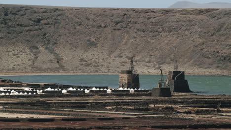 Laguna-Salinas-De-Janubio-Con-Dos-Edificios