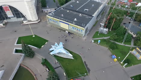 Volando-Sobre-El-Centro-De-Exposiciones-VDNH-En-Moscú,-Rusia.