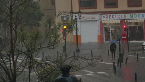 Un-Transeúnte-Con-Un-Paraguas-En-Un-Cruce