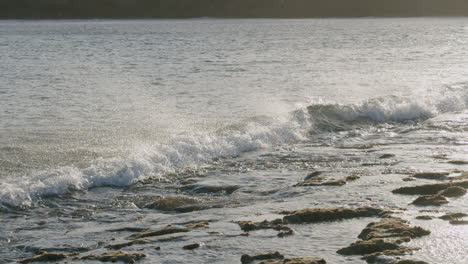 Agua-Brillante-En-La-Orilla-Del-Mar