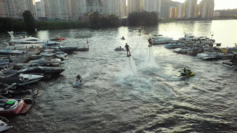 Gente-Disfrutando-De-Actividades-Acuáticas-En-El-Puerto-Urbano