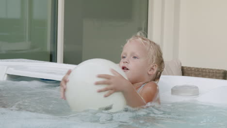 Niña-Disfrutando-De-Un-Día-Divertido-Con-Su-Familia-Bañándose-En-El-Jacuzzi