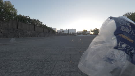 El-Viento-Sopla-Hojas-Y-Basura-En-La-Ciudad.