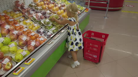 She-knows-how-to-choose-the-best-fruits