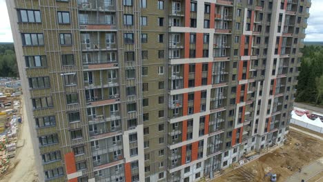 Un-Enorme-Edificio-De-Apartamentos-Con-Un-Bosque-Detrás