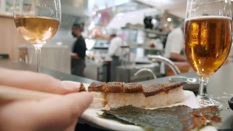 Plato-De-Sushi-Con-Bebidas-Alcohólicas-En-El-Restaurante