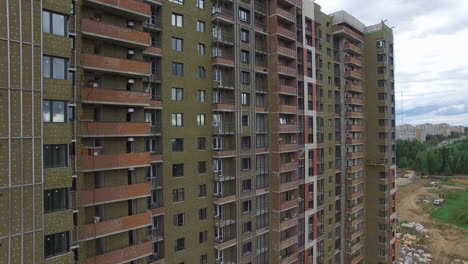 Un-Edificio-De-Varias-Plantas-A-Medio-Terminar-En-El-Proceso-De-Construcción.