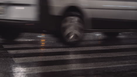 Tráfico-De-Automóviles-En-La-Ciudad-De-Noche-Clima-Descuidado