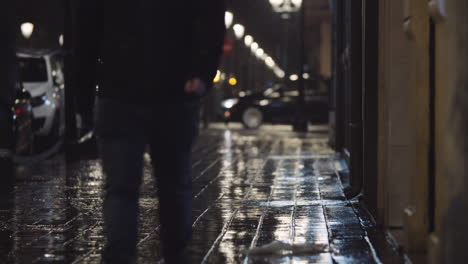 Gente-Bajo-La-Lluvia-En-La-Ciudad-De-Noche