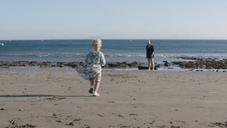 Kleines-Mädchen-Rennt-Zur-Lieben-Mutter-Am-Meer