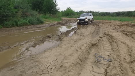 Challenging-offroader-in-overland