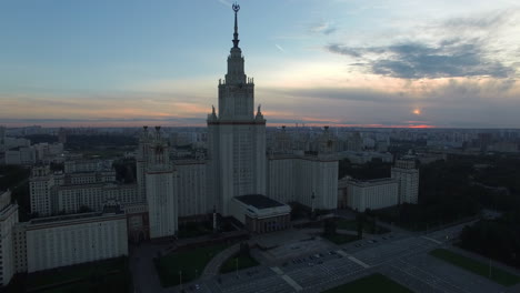Paisaje-Urbano-Nocturno-Aéreo-Con-La-Universidad-Estatal-Lomonosov-De-Moscú,-Rusia