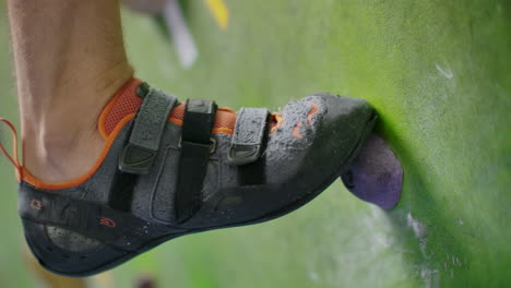 Boulderkletterer-Trainiert-An-Der-Wand-Einer-Indoor-Kletterhalle.-Kletterer-Trainieren-An-Der-Kletterwand.-Athletischer-Mann-Trainiert-Klettern-In-Einer-Sporthalle.