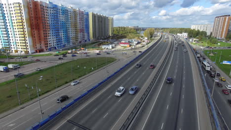 Paisaje-Aéreo-Con-Intersección-Y-Nuevos-Bloques-De-Apartamentos-Rusia