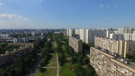 Sommerstadtbild-Von-Moskau-Aus-Der-Luft-Mit-Wohngebieten-Und-Grünem-Park