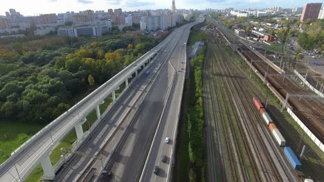 Luftaufnahme-Einer-Städtischen-Straßenkreuzung-Neben-Der-Eisenbahn