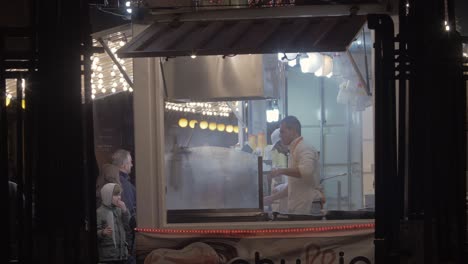 Streetfood-Stand-Mit-Menschen-In-Der-Warteschlange