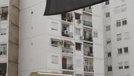 Vista-Del-Bloque-De-Apartamentos-En-Un-Día-Lluvioso-Y-Aburrido