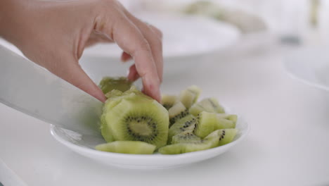 Cutting-kiwi-for-healthy-breakfast-or-snack