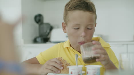 Desayuno-Con-Cacao-Y-Sándwich-Para-Un-Niño.