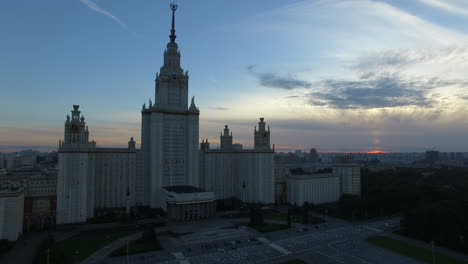 Una-Vista-Aérea-De-La-Universidad-Estatal-De-Moscú-Por-La-Noche