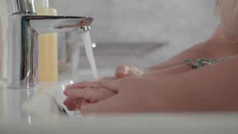 Mama-Kümmert-Sich-Um-Ein-Kind-Und-Hilft-Beim-Händewaschen