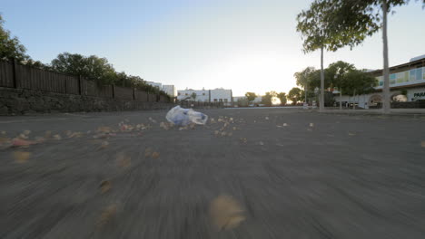 Wind-Weht-Blätter-Und-Müll-In-Der-Stadt