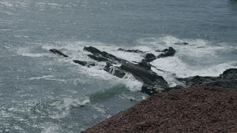 Lanzarote-Küstenlinie-Mit-Meereswellen,-Die-Auf-Lavafelsen-Der-Kanarischen-Inseln-Treffen