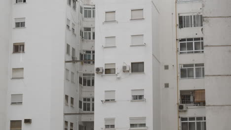 Wohnblock-Mit-Fensterläden-Und-Blick-Auf-Den-Regen