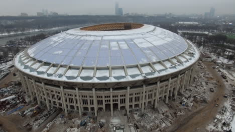 Um-Ein-Riesiges-Rundes-Stadion-Fliegen