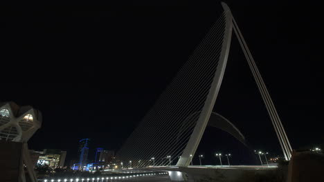 Paisaje-Urbano-Nocturno-De-Valencia-Con-El-Timelapse-Del-Puente-Assut-De-L&#39;or