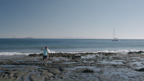 Kind-Geht-Am-Schwarzen-Sandstrand-Der-Kanarischen-Inseln-Lanzarote-Spazieren